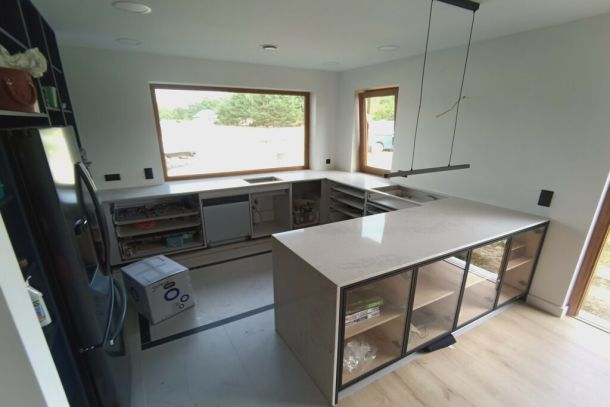 Велика стільниця з штучного каменю