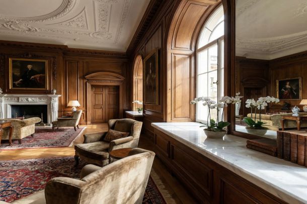 Класично та бездоганно з підвіконням з каменю